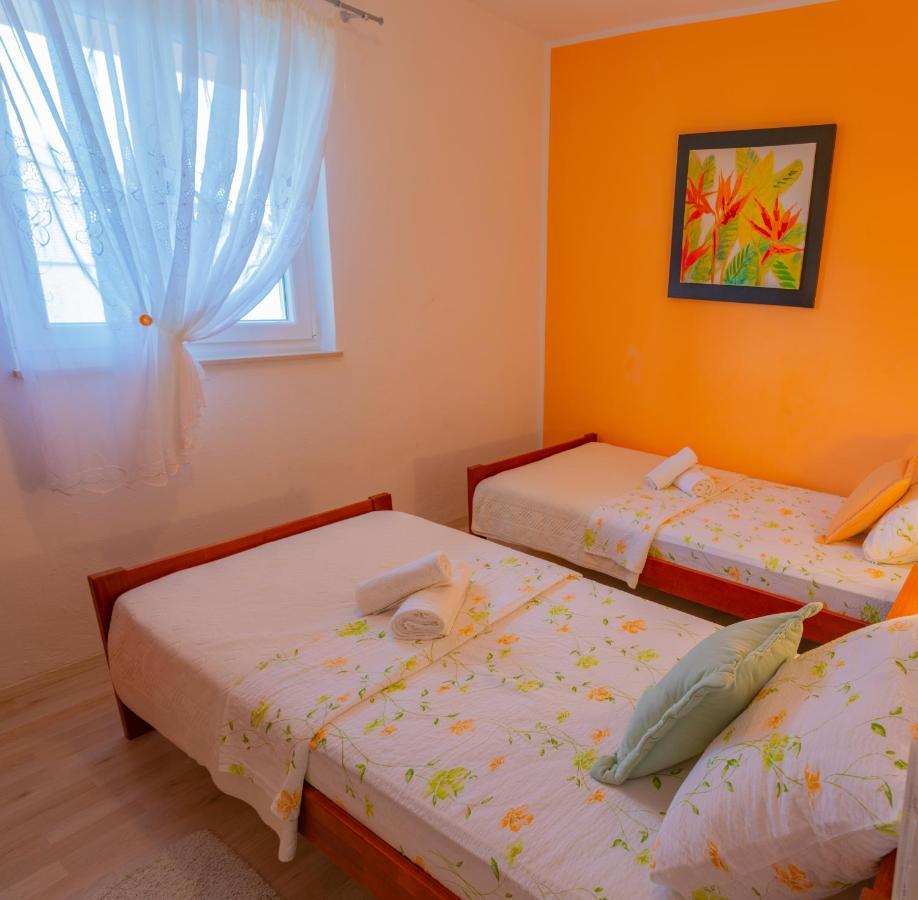 Apartment Tony - 2Bdr Beachfront Jadrija Exterior foto